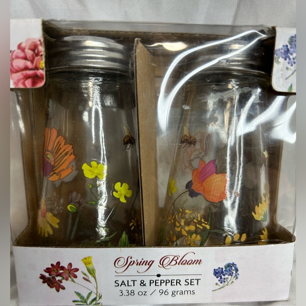 Spring Bloom Salt and Pepper Flowers and Bees Set, New in box